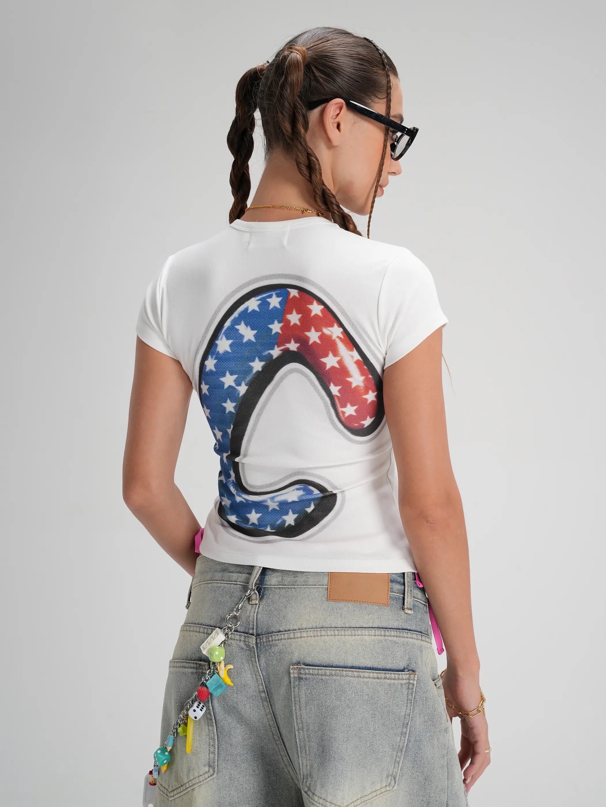 Camiseta Ajustada con Tipografía de Burbujas de Parodia-556