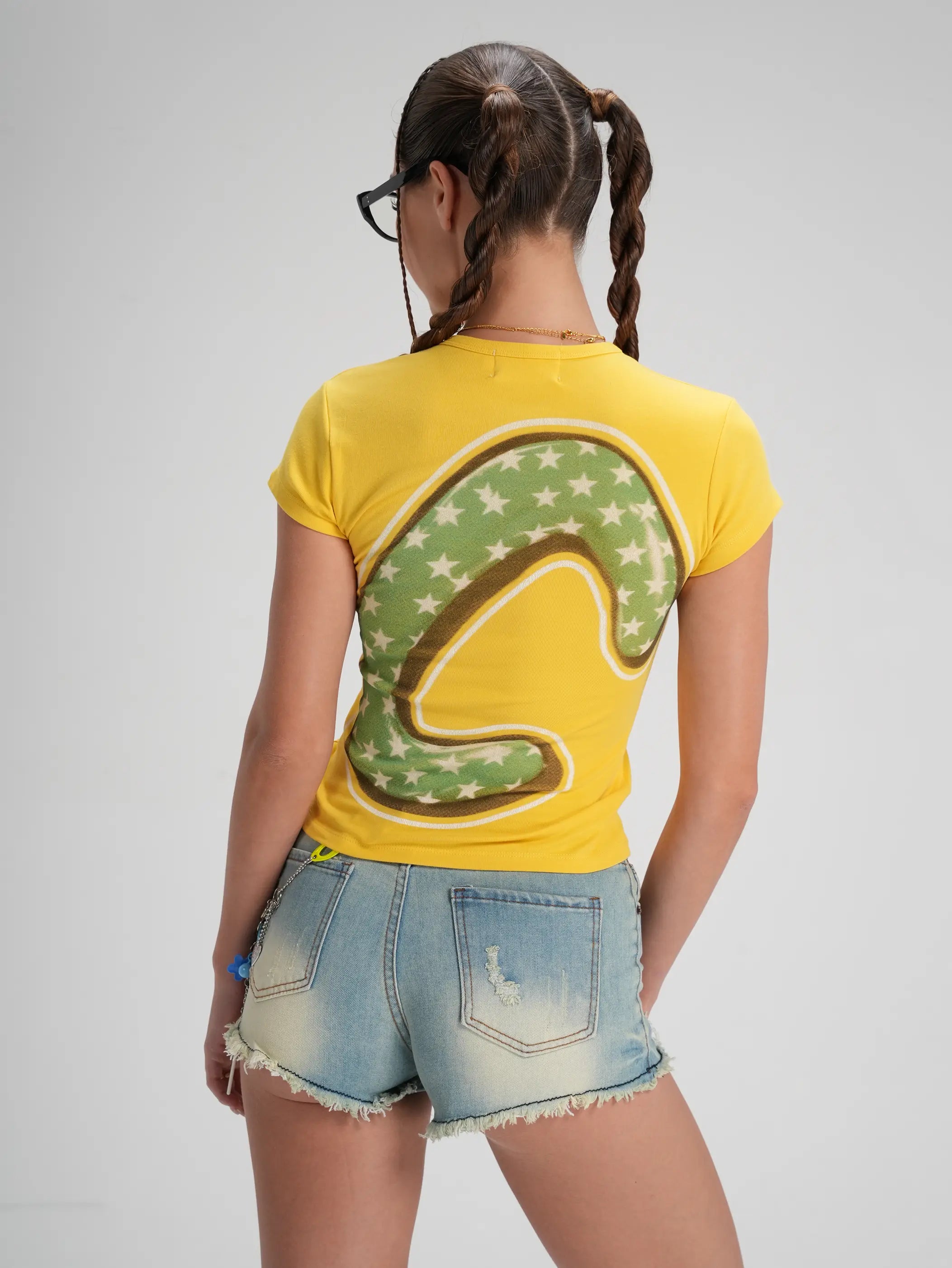 Camiseta Ajustada con Tipografía de Burbujas de Parodia-556