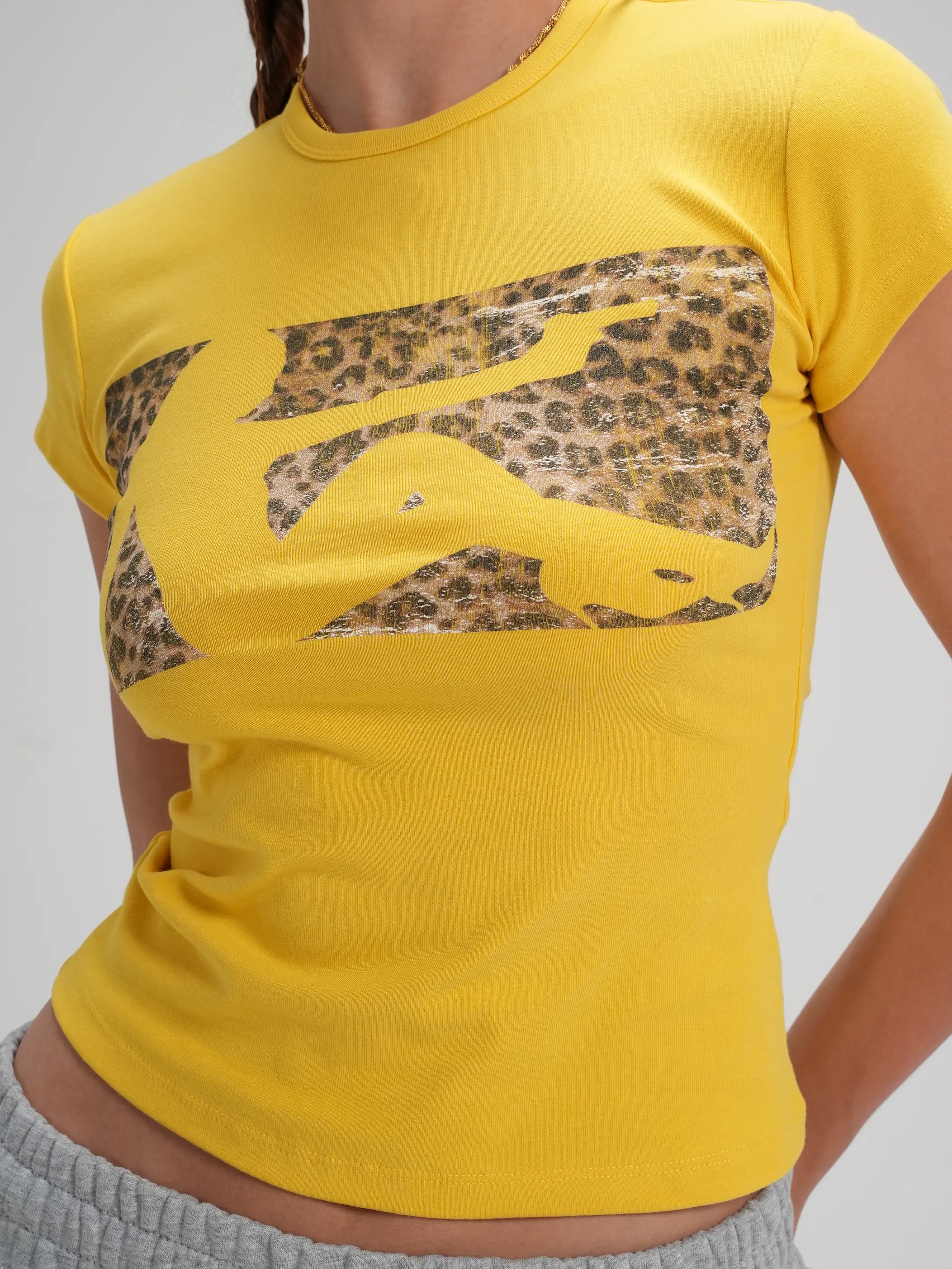 Camiseta corta ajustada "Jesús gótico desgastado"-547