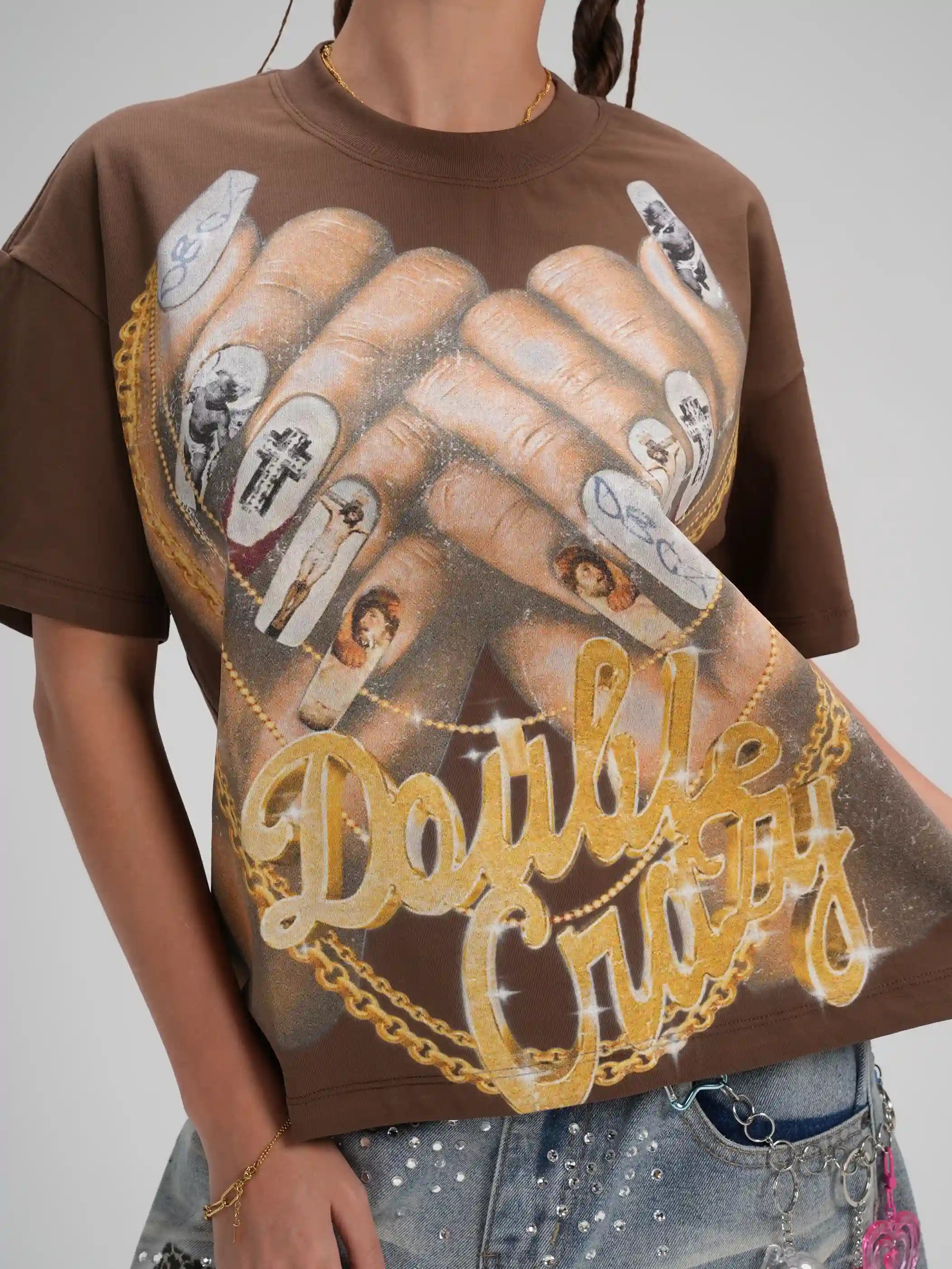 Camiseta holgada con caja de uñas y cadena dorada "Bling"-593